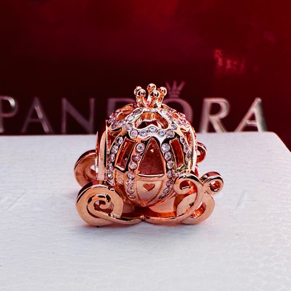Authentic pandora charm comes with dust bag🌸🌹🥀🪷💐🌷🌺🍄🍄‍🟫